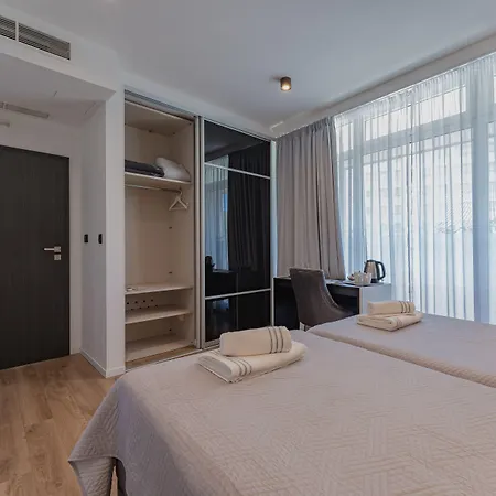 Sky & Sun Luxury With Private Parking In The Garage Bed & Breakfast