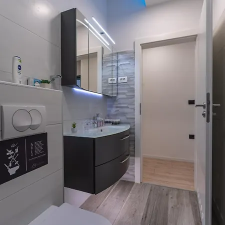 Sky & Sun Luxury With Private Parking In The Garage Oda ve Kahvaltı