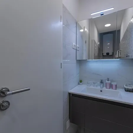 Oda ve Kahvaltı Sky & Sun Luxury With Private Parking In The Garage Zadar
