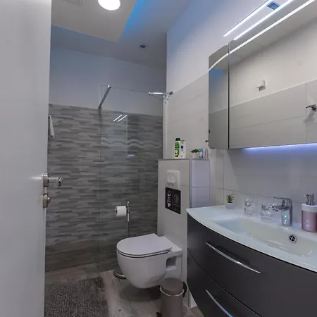 Sky & Sun Luxury With Private Parking In The Garage Bed & Breakfast