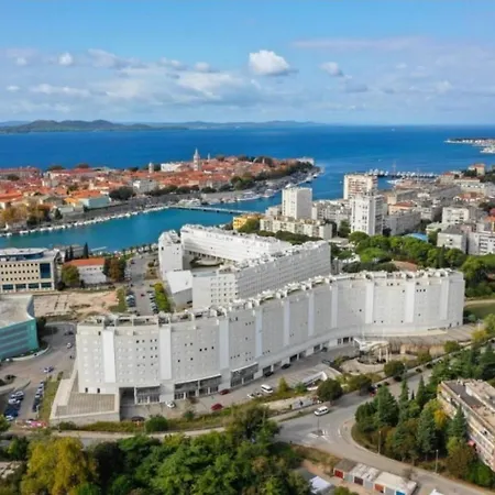 Sky & Sun Luxury With Private Parking In The Garage Bed & Breakfast Zara