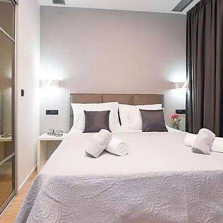 Sky & Sun Luxury With Private Parking In The Garage
