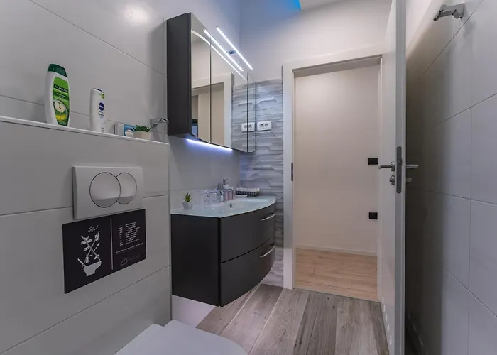 Sky & Sun Luxury With Private Parking In The Garage B&B