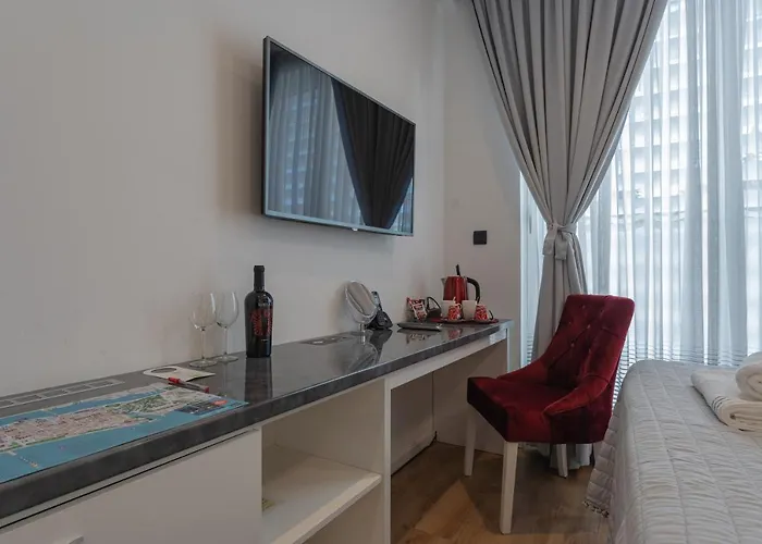 Sky & Sun Luxury With Private Parking In The Garage B&B