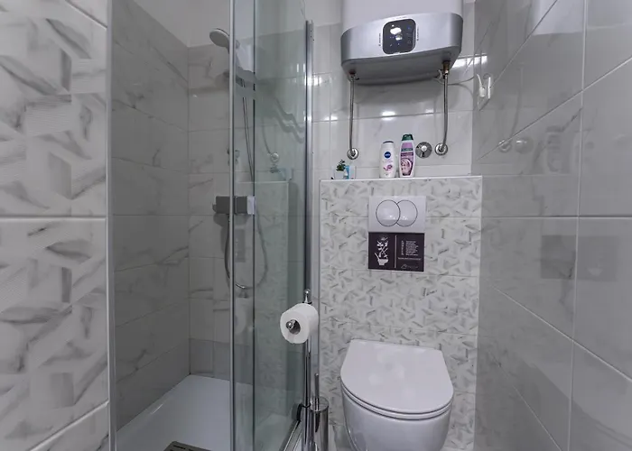 Sky & Sun Luxury With Private Parking In The Garage B&B