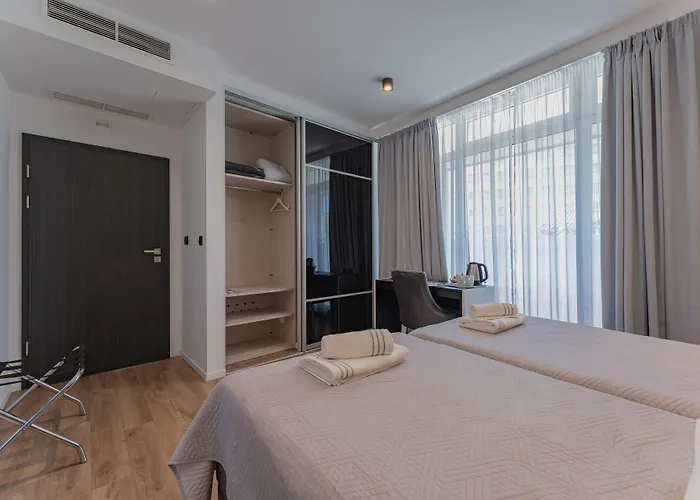 Sky & Sun Luxury With Private Parking In The Garage B&B