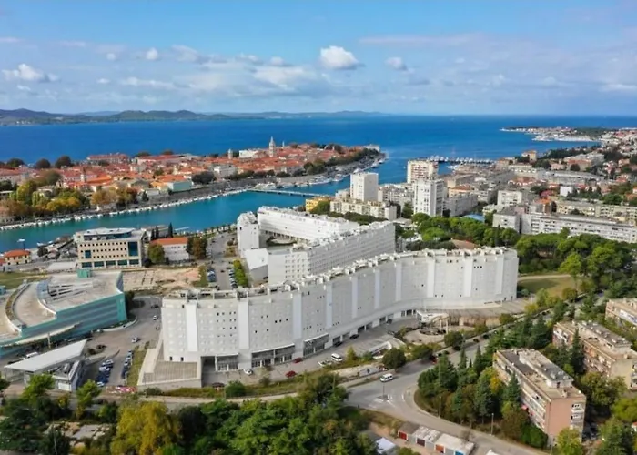 B&B Sky & Sun Luxury With Private Parking In The Garage 4*